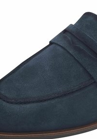 Dunkelblaue Wildleder Slipper mit einer gesteppten Verkleidung, weicher Textur und einer flachen, runden Zehenpartie. Verfügt über einen dekorativen Riemen über dem Spann.