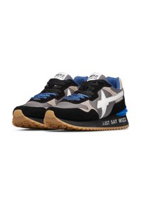 Scarpe da corsa nere, grigie e blu con una tomaia in camoscio e rete, logo a stella bianco, suola testurizzata e la scritta "JUST SAY WIZZ" stampata sul tallone.