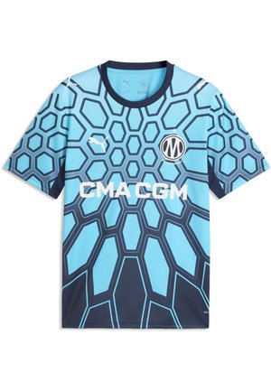 Lichtblauwe en marineblauwe voetbalshirt met zeshoekig webpatroon, Puma-logo, clubwapen van Marseille en CMA CGM sponsor op de voorkant.