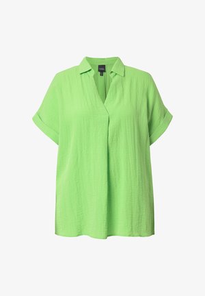 Blusa arrugada de color verde lima de manga corta con cuello y pliegue delantero, hecha de tela ligera, etiqueta de talla visible dentro del cuello.