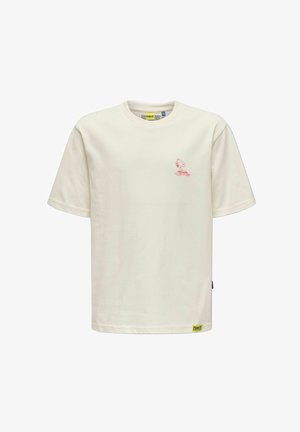 Off-white T-shirt med korte ærmer, lille rød Snoopy DJ-grafik på brystet og et gult Peanuts-mærke nær kanten.