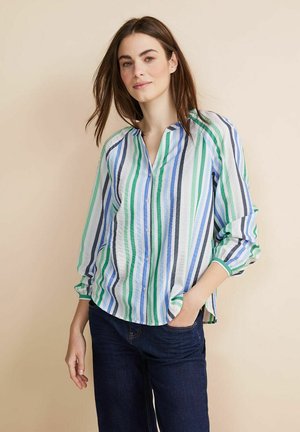 Camisa de botones a rayas con rayas verticales en verde, azul y gris, de tela ligera, de manga larga y corte relajado.