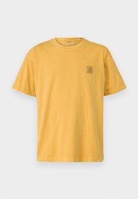 T-shirt a maniche corte e collo rotondo in tessuto giallo senape. Presenta una piccola patch quadrata del logo sul lato sinistro del petto. Texture in cotone morbido.