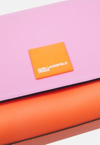 Karl Lagerfeld Jeans Taška s příčným popruhem - pink