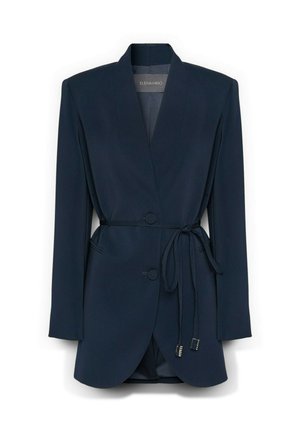 Granatowa damska marynarka z długimi rękawami, dwoma guzikami, bocznymi kieszeniami oraz cienkim paskiem wiązanym w talii z metalowymi końcówkami.