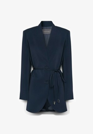 Granatowa damska marynarka z długimi rękawami, dwoma guzikami, bocznymi kieszeniami oraz cienkim paskiem wiązanym w talii z metalowymi końcówkami.