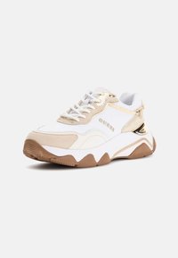 Sneaker con parte superiore in rete bianca, dettagli in suede beige e hardware dorato. Include chiusura con lacci, suola in gomma testurizzata e dettaglio logo impresso.