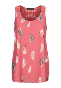 Koraalrode mouwloze blouse met zwarte, grijze en witte veerprints en haakwerkdetails op de schouders en bovenrug.