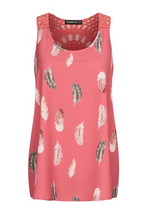 Koralowa bluzka bez rękawów z nadrukiem piór w kolorach czarnym, szarym i białym oraz zdobieniami z koronki szydełkowej na ramionach i górnej części pleców.