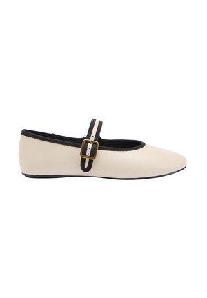 Beżowy płaski but Mary Jane z czarną lamówką, regulowanym czarnym paskiem i złotą kwadratową klamrą, pokazany z profilu na białym tle.