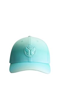 Aqua blauwe baseballpet met een textuurlogo aan de voorkant, een gebogen rand en gestikte details langs de randen. Gladde stoffen afwerking.