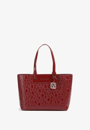 Borsa a spalla in pelle verniciata rossa con design del logo in rilievo, manici doppi e ciondolo con logo in tonalità argento. Forma rettangolare, texture liscia.