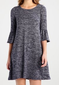 Navyblaues Strickkleid mit dreiviertel langen, ausladenden Ärmeln, rundem Ausschnitt und A-Line-Silhouette; besteht aus einem strukturierten, melierten Stoff.