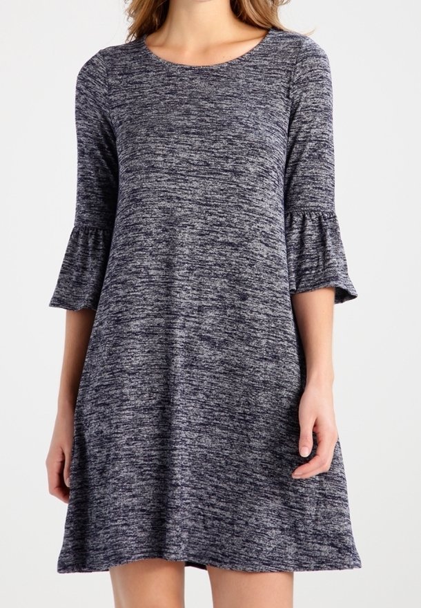 Navyblaues Strickkleid mit dreiviertel langen, ausladenden Ärmeln, rundem Ausschnitt und A-Line-Silhouette; besteht aus einem strukturierten, melierten Stoff.