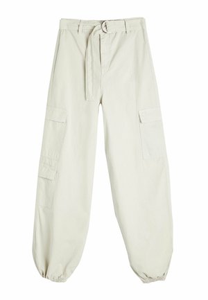 Beige cargo bukser med en tekstureret overflade, der har en elastisk talje og manchetter, to sidelommer og et bælte med en rund spænde.