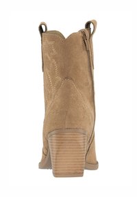 Botte de cowboy en cuir suédé marron avec un petit talon empilé, un motif d'étoiles brodé, une fermeture éclair sur le côté et un design à bout rond.