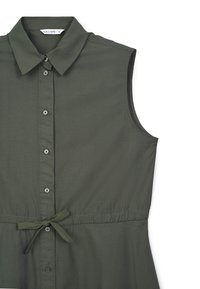 Ärmelloses Hemdblusenkleid in Dunkelgrün, mit durchgehender Knopfleiste, kragenlosem Ausschnitt, verstellbarem Bindegürtel und weicher Stofftextur.