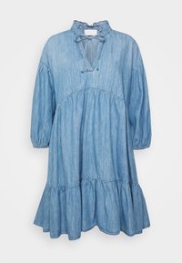 Abito in denim azzurro chiaro con colletto arricciato, scollo con lacci e maniche lunghe. Presenta una gonna a strati e una silhouette a campana.
