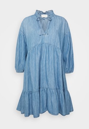 Lichtblauwe denim jurk met een gerimpelde kraag, halslijn met strik en lange mouwen. Beschikt over een gelaagde rok en een A-lijn silhouet.