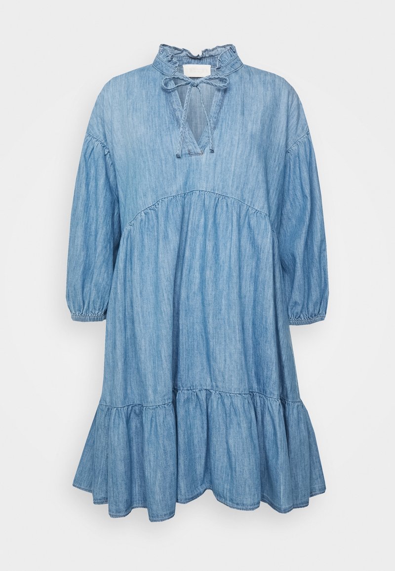 Abito in denim azzurro chiaro con colletto arricciato, scollo con lacci e maniche lunghe. Presenta una gonna a strati e una silhouette a campana.