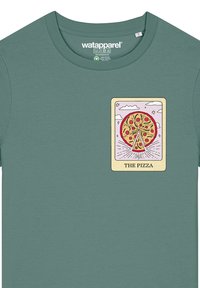 Groene katoenen T-shirt met een ronde hals. Voorzien van een crèmekleurige grafische afbeelding van een pizza met toppings aan de voorkant, met het label "DE PIZZA."