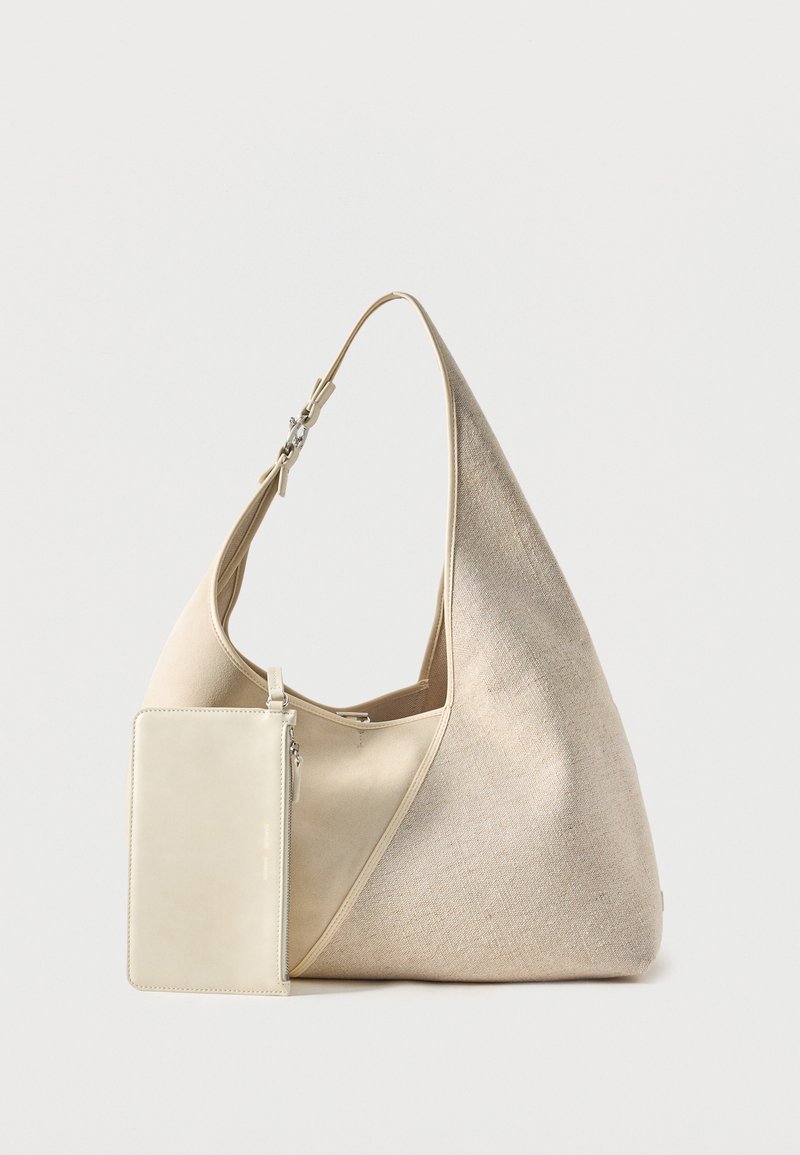 Sac hobo en tissu beige avec bandoulière réglable et petite pochette rectangulaire zippée assortie attachée.