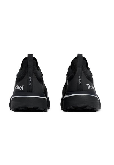 Chaussures de sport noires avec un dessus texturé, des tirants, des accents blancs et une semelle en caoutchouc durable avec un motif de semelle rugueuse.