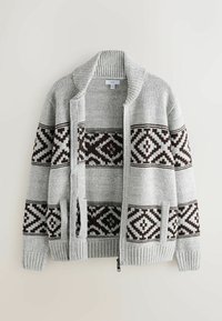 Grå strikket cardigan med et brunt geometrisk mønster, ribbede manchetter og kant, to forlommer og en lynlåslukning. Blød tekstur for varme.