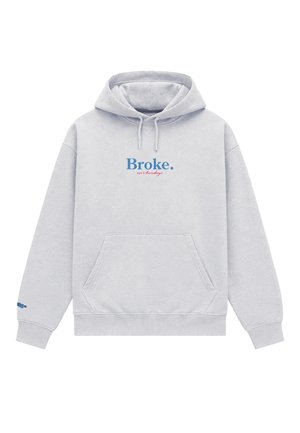 Sweat à capuche gris clair avec poche kangourou à l'avant, capuche à cordon, et texte bleu "Broke." au-dessus d'un texte rouge plus petit "on Sundays" sur la poitrine.