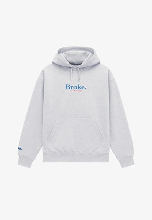 Sweat à capuche gris clair avec poche kangourou à l'avant, capuche à cordon, et texte bleu "Broke." au-dessus d'un texte rouge plus petit "on Sundays" sur la poitrine.