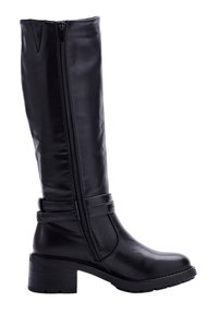Bota de cuero negra hasta la rodilla con cremallera lateral, tacón bajo y correa decorativa alrededor del tobillo.