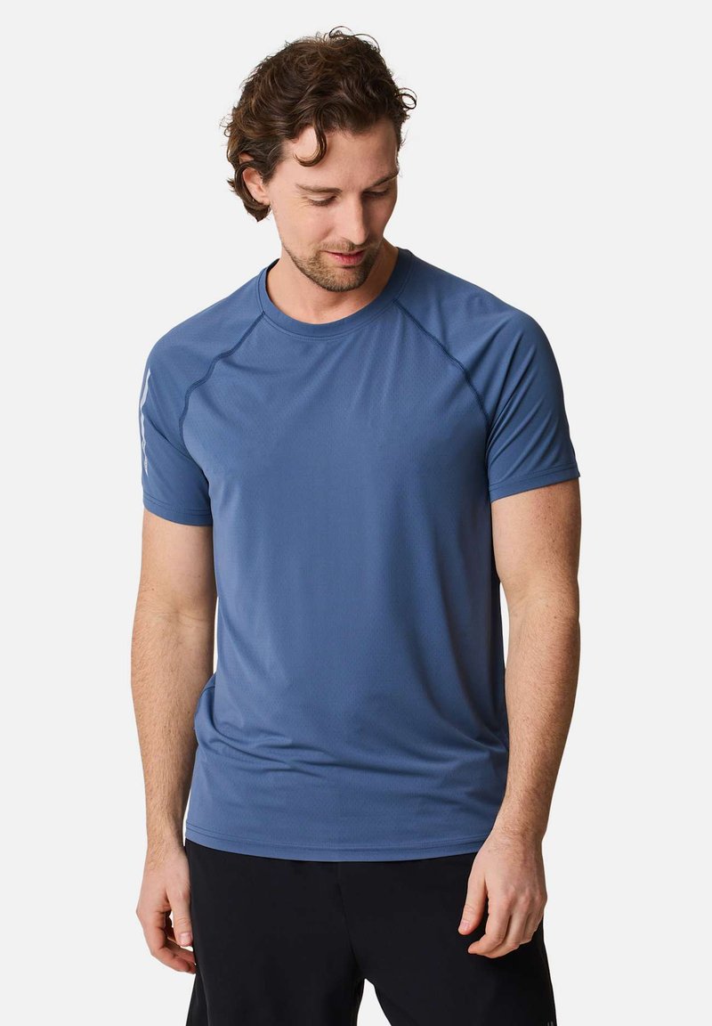 Blaues sportliches T-Shirt aus leichtem, atmungsaktivem Material; mit Rundhalsausschnitt und Raglanärmeln mit kontrastierenden Nähten.