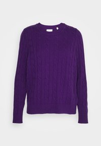 Lila stickad tröja med ett kabelmönster, rund halsringning och ribbade mudd och nederkant. Tillverkad av ett mjukt, strukturerat material.