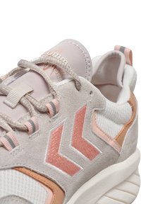 Baskets gris clair en suède et mesh, avec une semelle texturée, des accents roses et des détails en chevron brodés.