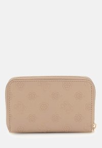 Beige portemonnee met een gestructureerd oppervlak en een reliëflogo-patroon, ritsluiting en een gladde leren afwerking. Compacte rechthoekige vorm.
