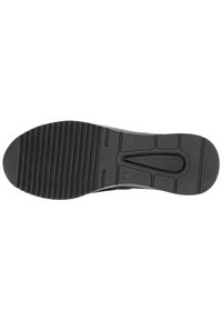 Semelle de chaussure en caoutchouc noir présentant un motif texturé avec des rainures horizontales et un détail de logo central. Conception durable pour traction et stabilité.