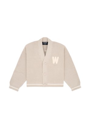 Beige gerippter Cardigan mit einem V-Ausschnitt, vier Knöpfen und einem weißen "W"-Patch auf der linken Seite. Lange Ärmel mit gestreiften Bündchen und Saum.