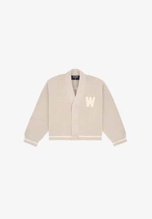 Beige žebrovaný kardigan s výstřihem do V, čtyřmi knoflíčky a bílou nášivkou "W" na levé straně. Dlouhé rukávy s proužkovými manžetami a lemem.