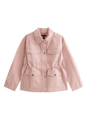 Veste décontractée rose pâle avec manches longues, boutons-pression sur le devant, quatre poches à rabat et cordon de serrage ajustable à la taille.