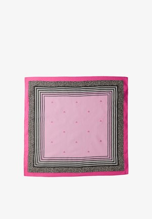 Foulard carré avec un centre rose, de petits motifs en forme de cœur, plusieurs rayures noires et blanches, une bordure imprimée léopard et un bord extérieur rose vif.