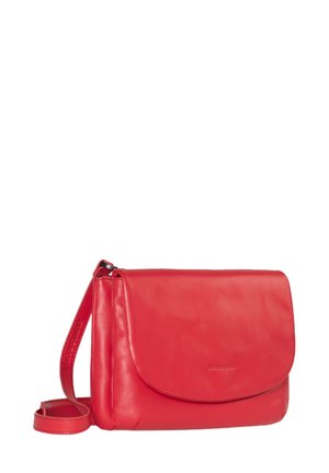 Borsa a tracolla rossa in pelle con chiusura a pattina, tracolla regolabile e texture morbida. Presenta una forma rettangolare compatta.