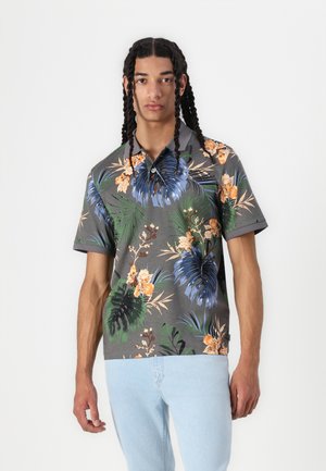 Polo à manches courtes gris avec un imprimé floral vibrant bleu et orange. Comprend un col classique et une patte de boutonnage à trois boutons.