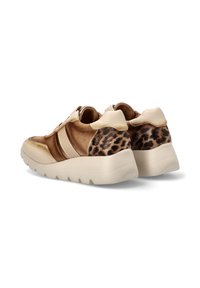 Zapatillas marrones y crema con detalles de estampado de leopardo, materiales de ante y cuero, suela gruesa y banda elástica sobre la parte delantera.