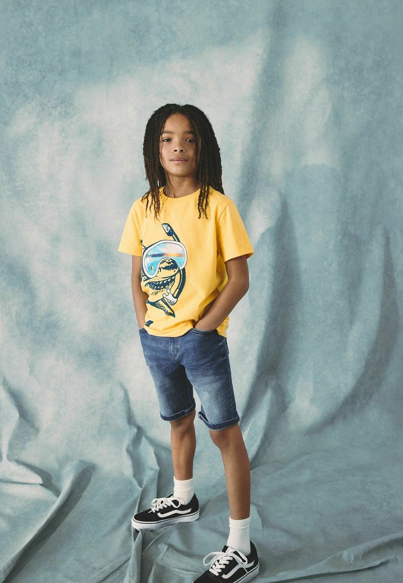 Next SHORT SLEEVE GRAPHIC STANDARD - Apdrukāts T-krekls - yellow shark snorkel
