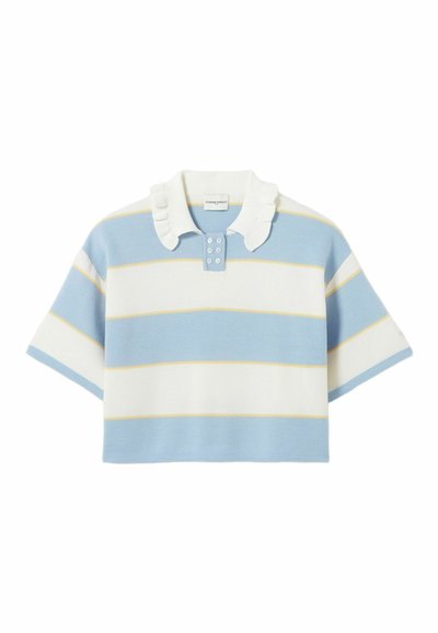 Polo a maniche corte a righe celesti e bianche con una riga gialla, caratterizzata da un colletto bianco arricciato e una patta con cinque bottoni.