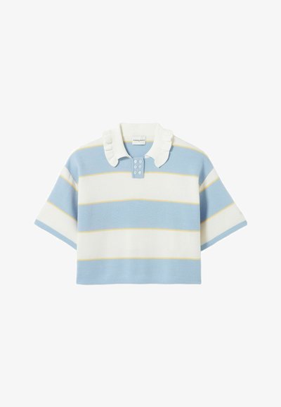Polo a maniche corte a righe celesti e bianche con una riga gialla, caratterizzata da un colletto bianco arricciato e una patta con cinque bottoni.