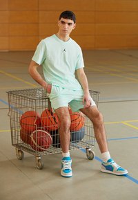 Jordan SHORT - Pantalón corto de deporte - mint foam/black