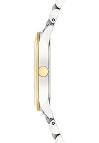 Montre en acier inoxydable argenté avec une lunette plaquée or, un boîtier rond, une couronne dorée et un bracelet à maillons. Surface lisse avec finition polie.