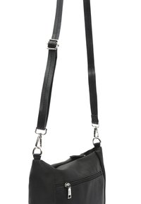 Crna kožna torbica preko tijela s podesivim remenom, srebrnim detaljima i prednjim zip zatvaranjem. Glatka tekstura, minimalistički dizajn.