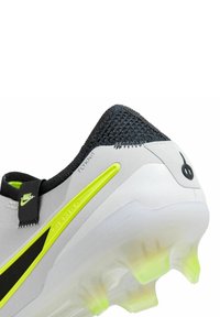 Scarpa da calcio Nike con tomaia in Flyknit grigia e nera con un accento verde lime, profilo basso e suola traslucida con tacchetti di trazione.